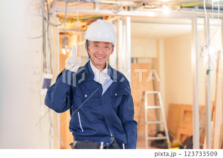 マンションのリフォーム現場で働く男性の大工 マンションのリフォーム現場で働く男性の大工 123733509