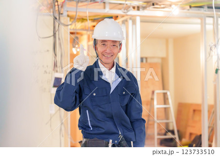 マンションのリフォーム現場で働く男性の大工 マンションのリフォーム現場で働く男性の大工 123733510
