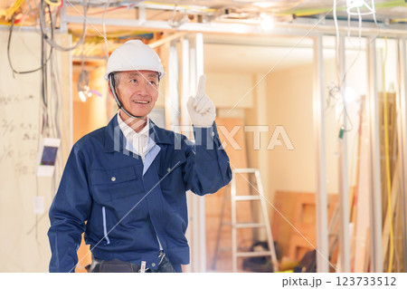 マンションのリフォーム現場で働く男性の大工 マンションのリフォーム現場で働く男性の大工 123733512