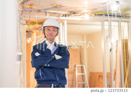 マンションのリフォーム現場で働く男性の大工 マンションのリフォーム現場で働く男性の大工 123733515