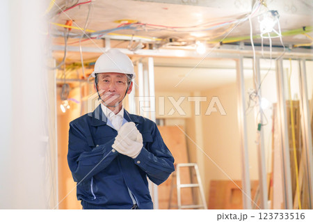 マンションのリフォーム現場で働く男性の大工 123733516