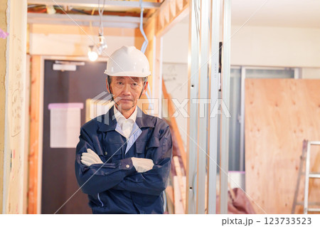 マンションのリフォーム現場で働く男性の大工 マンションのリフォーム現場で働く男性の大工 123733523