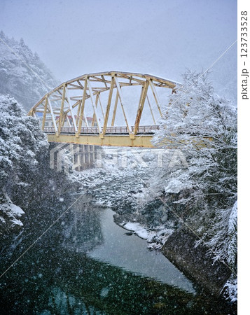 積雪で孤立した田舎 積雪で孤立した田舎 123733528
