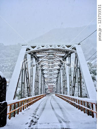 積雪で孤立した田舎 積雪で孤立した田舎 123733531