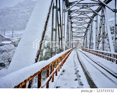 積雪で孤立した田舎 123733532