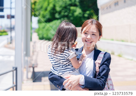 仕事前に子どもを保育園に送るワーママ 仕事前に子どもを保育園に送るワーママ 123733579