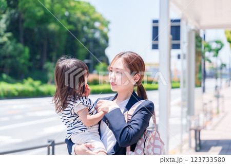仕事前に子どもを保育園に送るワーママ 仕事前に子どもを保育園に送るワーママ 123733580