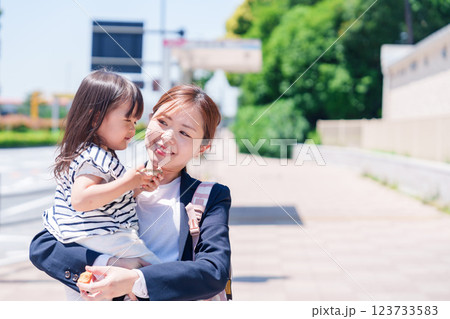 仕事前に子どもを保育園に送るワーママ 仕事前に子どもを保育園に送るワーママ 123733583