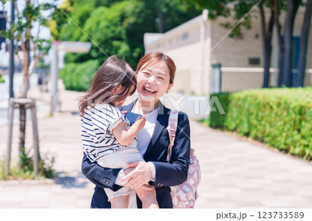仕事前に子どもを保育園に送るワーママ 仕事前に子どもを保育園に送るワーママ 123733589