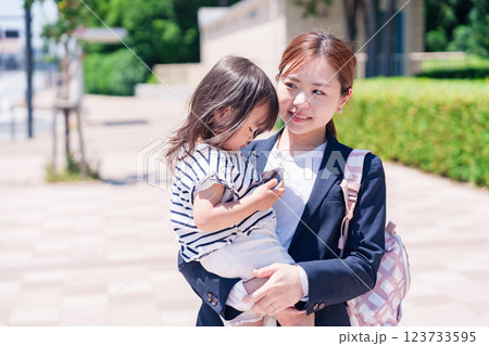 仕事前に子どもを保育園に送るワーママ 仕事前に子どもを保育園に送るワーママ 123733595