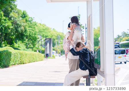 休日に家族でおでかけ 123733890