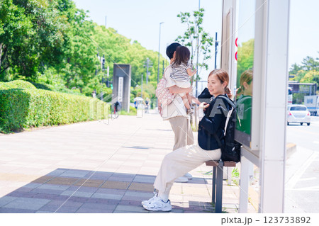 休日に家族でおでかけ 休日に家族でおでかけ 123733892