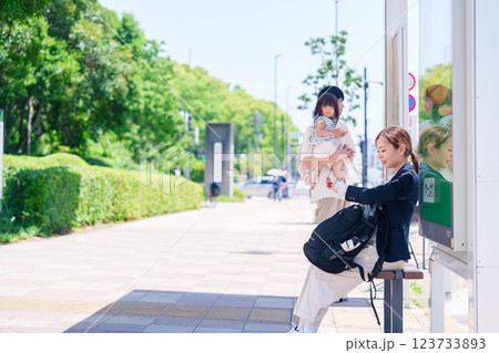 休日に家族でおでかけ 123733893