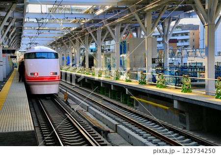 下り線の高架化目前の『とうきようスカイツリー駅』を行く… 東武特急【いちごスペーシア】100系 下り線の高架化目前の『とうきようスカイツリー駅』を行く… 東武特急【いちごスペーシア】100系 123734250