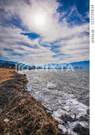 氷片が打ち寄せる湖岸【諏訪湖】 氷片が打ち寄せる湖岸【諏訪湖】 123735634