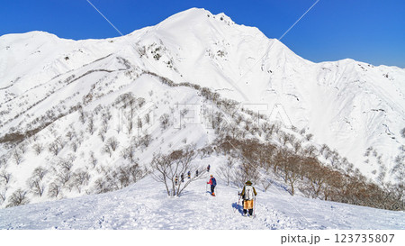 (雪山登山・冬景色)天神尾根から見た谷川岳の絶景 (雪山登山・冬景色)天神尾根から見た谷川岳の絶景 123735807