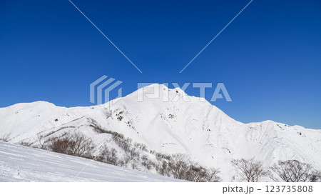 （雪山登山・冬景色）天神尾根から見た谷川岳の絶景 123735808