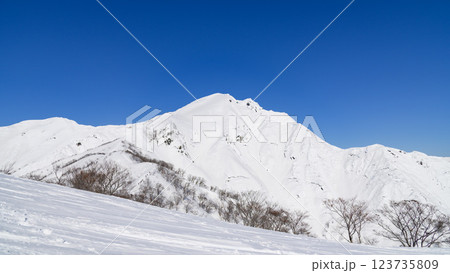 （雪山登山・冬景色）天神尾根から見た谷川岳の絶景 123735809