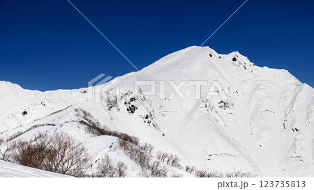(雪山登山・冬景色)天神尾根から見た谷川岳の絶景 (雪山登山・冬景色)天神尾根から見た谷川岳の絶景 123735813