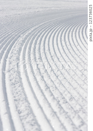 スキー場のゲレンデの雪面に残る圧雪車の跡 123736025
