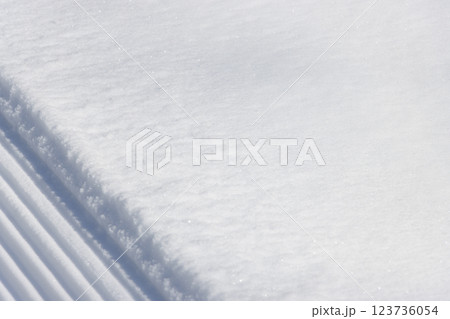白い雪上に残る線の模様 白い雪上に残る線の模様 123736054