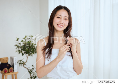 マウスピース矯正を持つ女性 123736323