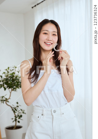 マウスピース矯正を持つ女性 123736324