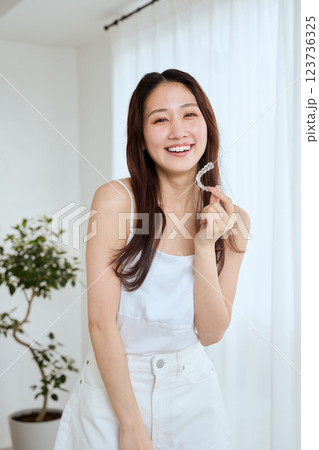 マウスピース矯正を持つ女性 マウスピース矯正を持つ女性 123736325