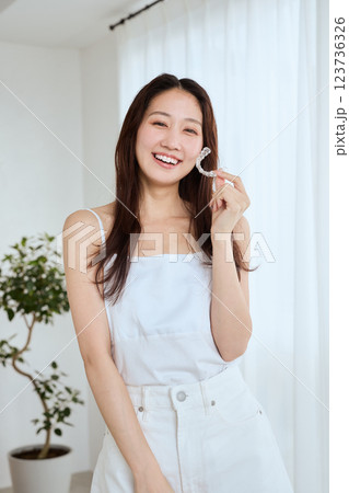 マウスピース矯正を持つ女性 マウスピース矯正を持つ女性 123736326