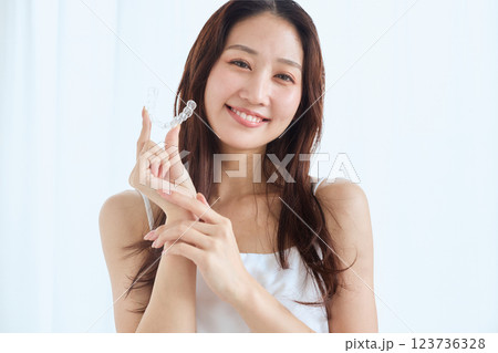 マウスピース矯正を持つ女性 123736328