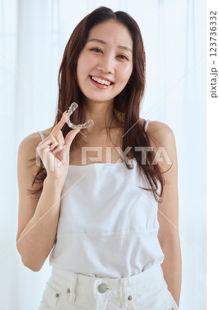 マウスピース矯正を持つ女性 123736332