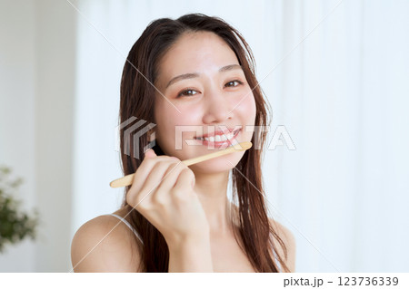 歯磨きをする女性 123736339
