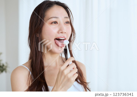 舌ブラシをする女性 123736341