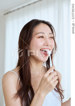 舌ブラシをする女性 舌ブラシをする女性 123736342