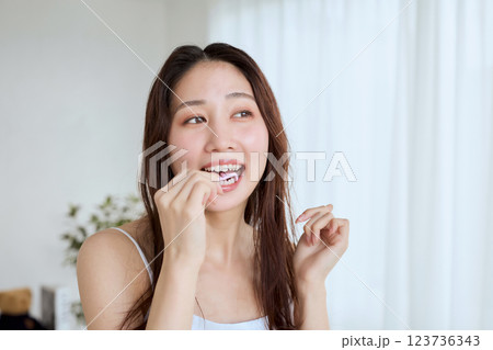 デンタルフロスをする女性 123736343