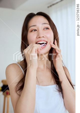 デンタルフロスをする女性 123736346