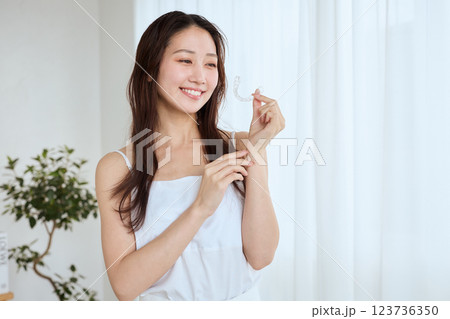 マウスピース矯正を持つ女性 マウスピース矯正を持つ女性 123736350