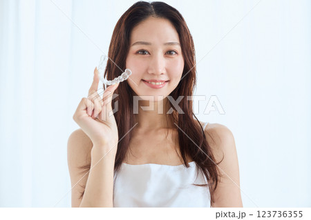 マウスピース矯正を持つ女性 123736355