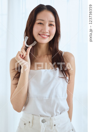 マウスピース矯正を持つ女性 マウスピース矯正を持つ女性 123736359