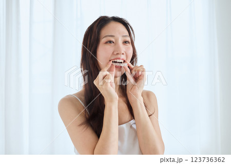 マウスピース矯正を装着する女性 123736362