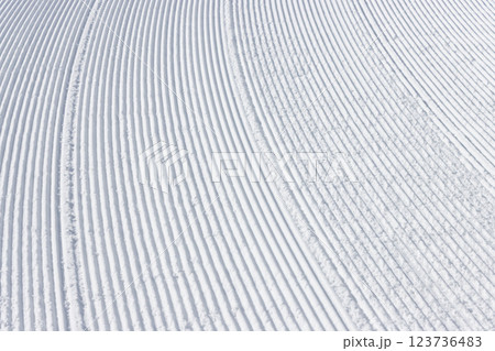 スキー場のゲレンデの雪面に残る圧雪車の跡 123736483