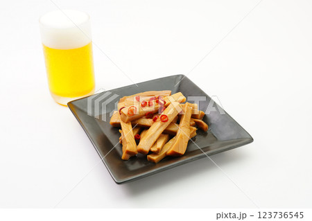 味付けメンマとグラスビール 味付けメンマとグラスビール 123736545