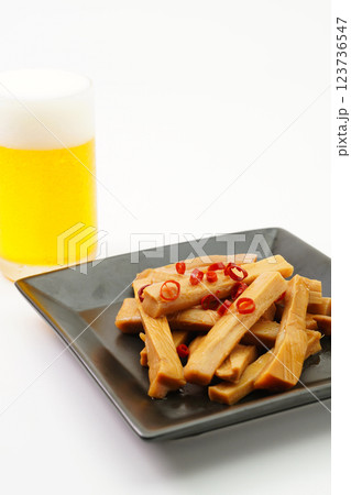 味付けメンマとグラスビール 味付けメンマとグラスビール 123736547