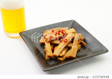 味付けメンマとグラスビール 味付けメンマとグラスビール 123736548