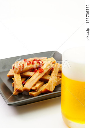味付けメンマとグラスビール 味付けメンマとグラスビール 123736552