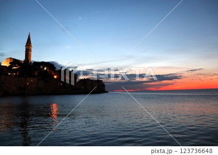 夕焼けの教会　ロヴィニュの町並み　イストラ半島　クロアチア 123736648