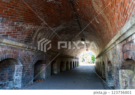 京都市 蹴上インクライン下のねじりまんぽ 123736801