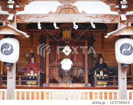 神社の拝殿としめ縄 123736925