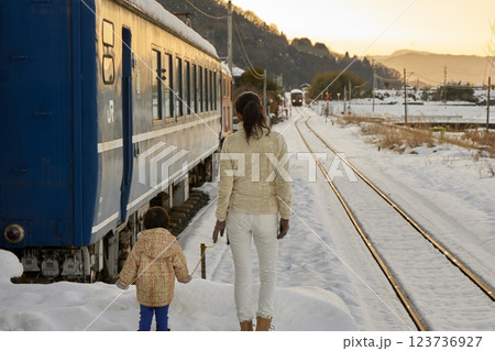 夕日の駅と親子 123736927