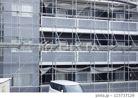 マンション修繕工事足場 123737126